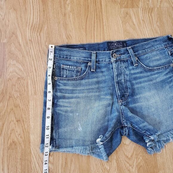 🦋 LUCKY BRAND 🦋 The Boyfriend Raw Hem Denim Shorts - [Size 32] - Picture 5 of 8
